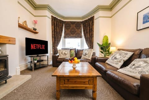 TV and multimedia, Living room, Decorative detail, Seating area, Food, fireplace