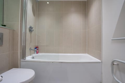 Leeds - City Meets Nature - Riverside - Sleeps 8 - Balcony Apartment in Leeds