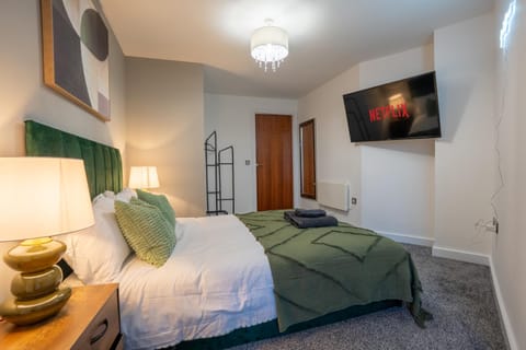 Leeds - City Meets Nature - Riverside - Sleeps 8 - Balcony Apartment in Leeds