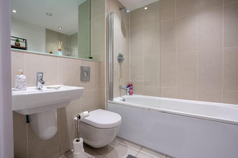 Leeds - City Meets Nature - Riverside - Sleeps 8 - Balcony Apartment in Leeds