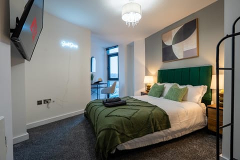 Leeds - City Meets Nature - Riverside - Sleeps 8 - Balcony Apartment in Leeds