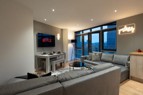Leeds - City Meets Nature - Riverside - Sleeps 8 - Balcony Apartment in Leeds