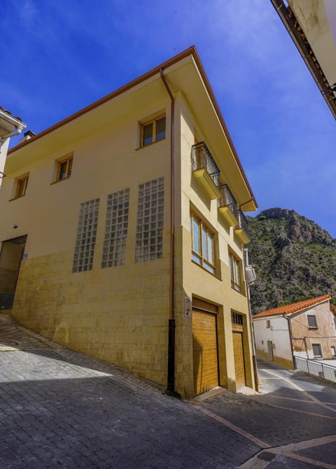 Property building, Facade/entrance