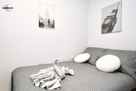 Bed, towels