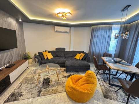 TV and multimedia, Living room, Seating area, Dining area, air conditioner