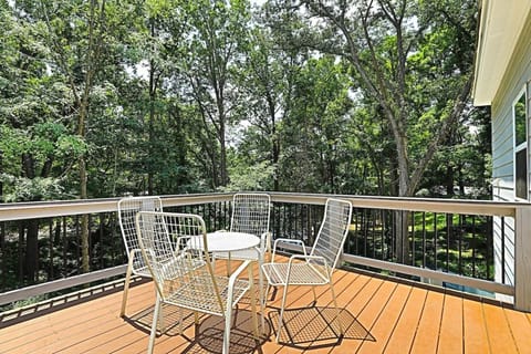 Lake Retreat next to Atlanta Villa in Austell