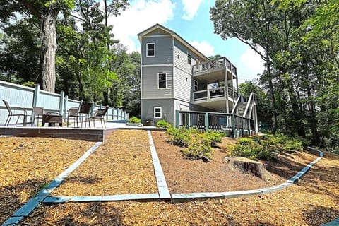 Lake Retreat next to Atlanta Villa in Austell