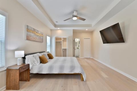 Lake Retreat next to Atlanta Villa in Austell