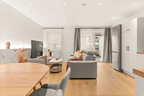 TV and multimedia, Living room, Seating area, Dining area