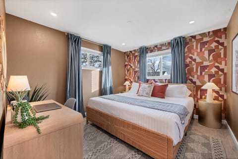 Bed, Photo of the whole room, Seating area, Bedroom