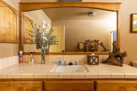 3 Bedroom Ranch -Hot Tub -Walk to P&H and Red Dog House in Pioneertown