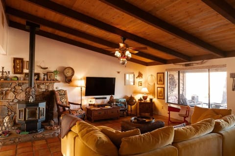 3 Bedroom Ranch -Hot Tub -Walk to P&H and Red Dog House in Pioneertown