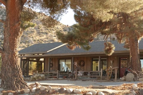 3 Bedroom Ranch -Hot Tub -Walk to P&H and Red Dog House in Pioneertown