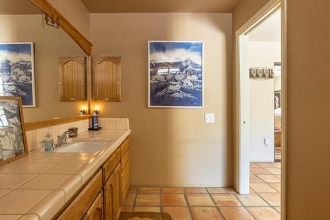 3 Bedroom Ranch -Hot Tub -Walk to P&H and Red Dog House in Pioneertown