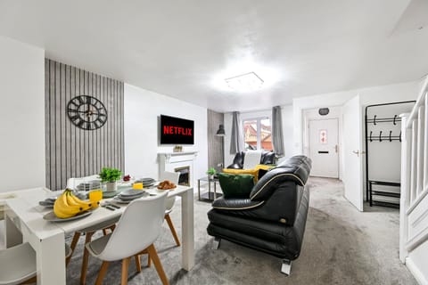 Communal lounge/ TV room, oven