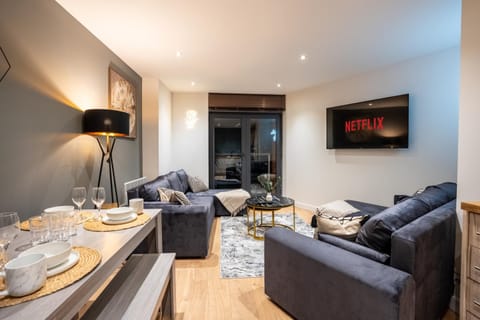 Leeds - City Stay on the River - Sleeps 10 - Central Apartment in Leeds