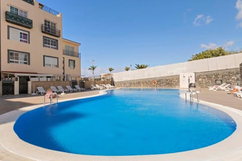 Property building, Day, Pool view, Swimming pool, Swimming pool, sunbed