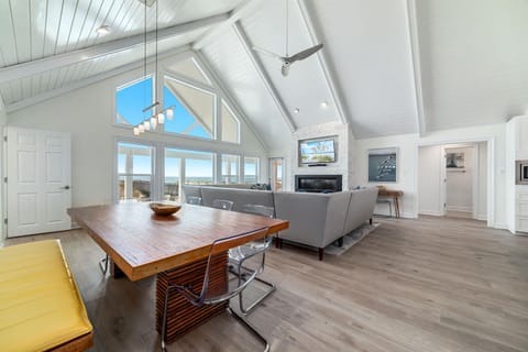 TV and multimedia, Living room, Seating area, Dining area