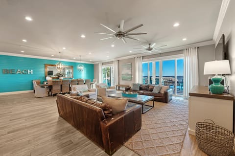 TV and multimedia, Living room, Seating area, Dining area