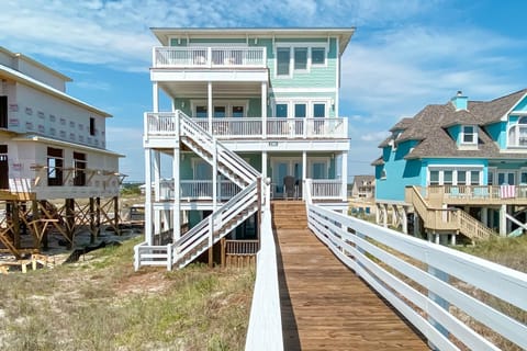 Property building, Day, Balcony/Terrace