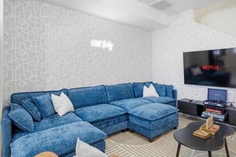 Sleeps 8, Fire pit, Near DIA & Downtown Denver House in Commerce City