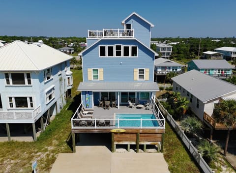 Property building, Day, Pool view, Swimming pool, sunbed