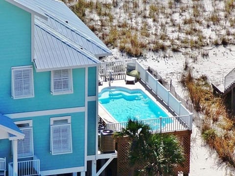 Property building, Day, Pool view, Swimming pool