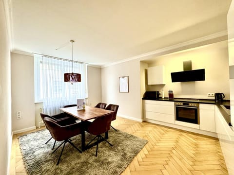 Kitchen or kitchenette, Living room, Seating area, Dining area