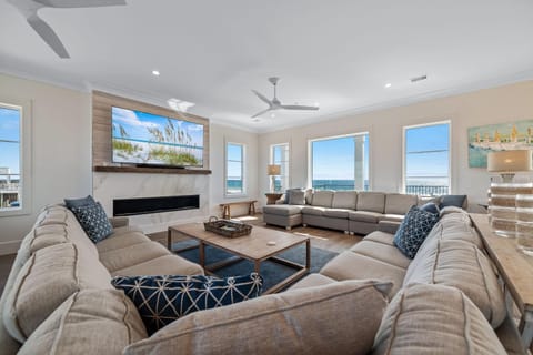 Communal lounge/ TV room, TV and multimedia, Living room, Seating area, fireplace