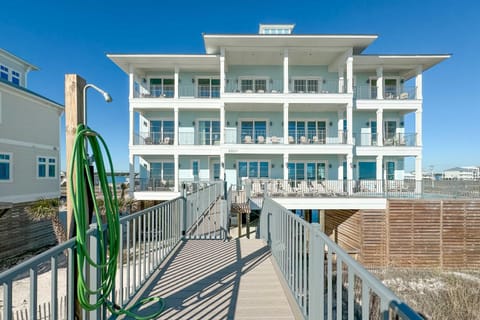 Property building, Day, View (from property/room), Balcony/Terrace