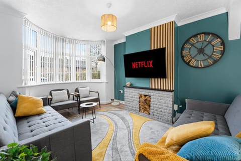 Communal lounge/ TV room, TV and multimedia, Living room, Seating area, Evening entertainment