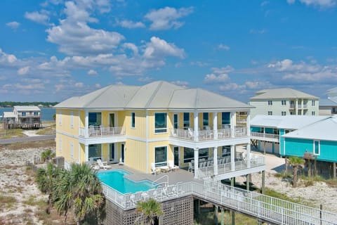 Property building, Day, Pool view, Swimming pool, sunbed