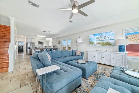 TV and multimedia, Kitchen or kitchenette, Living room, Seating area, Dining area