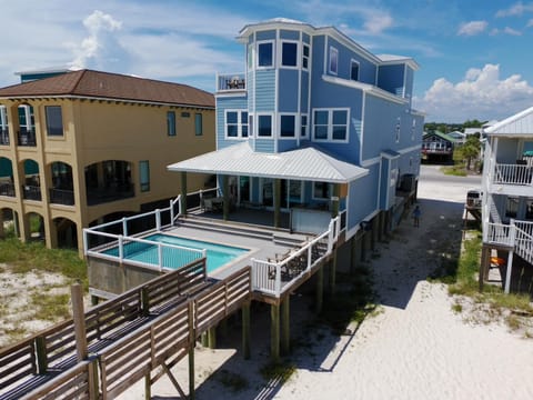 Property building, Day, Pool view, Swimming pool, sunbed