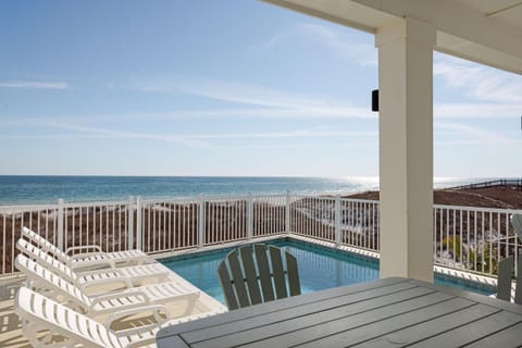 Patio, Day, Natural landscape, View (from property/room), Balcony/Terrace, Beach, Pool view, Sea view, Swimming pool, sunbed