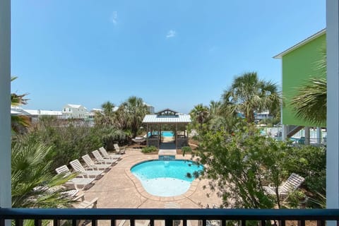 Day, Pool view, Swimming pool, sunbed