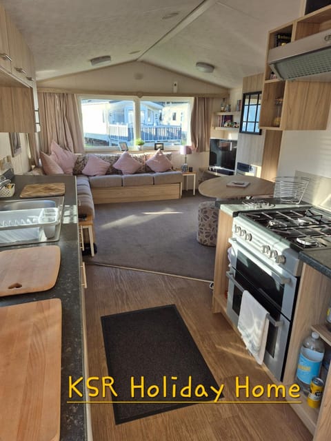 Kitchen or kitchenette, oven, pet friendly, stove, toaster