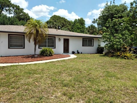 Large 3 br bungalow minutes to downtown Ft Myers House in North Fort Myers