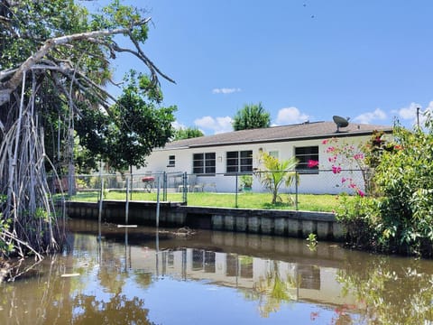 Large 3 br bungalow minutes to downtown Ft Myers House in North Fort Myers