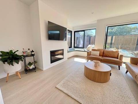 Communal lounge/ TV room, TV and multimedia, Living room, Seating area, Evening entertainment
