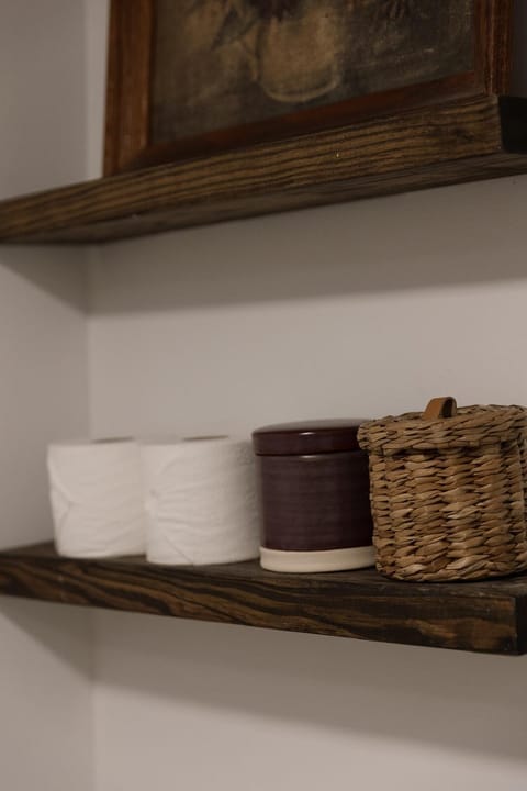 Secluded escape with hot tub, pizza oven, fireplace House in Taghkanic