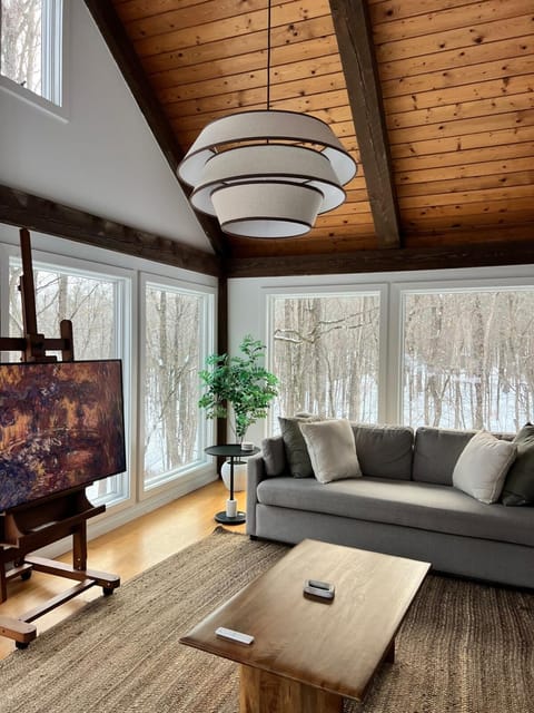 Secluded escape with hot tub, pizza oven, fireplace House in Taghkanic