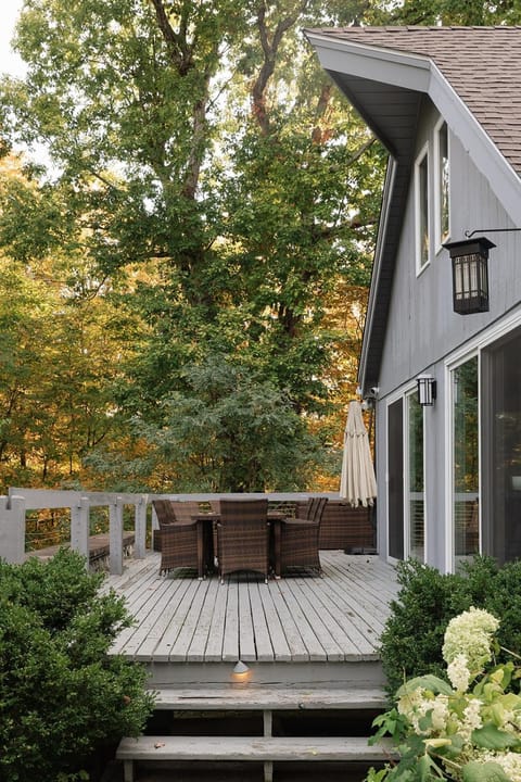 Secluded escape with hot tub, pizza oven, fireplace House in Taghkanic