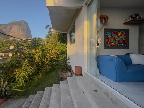 Patio, Facade/entrance, Natural landscape, Garden, View (from property/room), Balcony/Terrace, Living room, Seating area, Garden view, Landmark view, Mountain view, Sunset, pet friendly