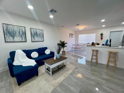 20 OFF BLUE WAVE 10min Beach and Airport Apartment in Fort Lauderdale