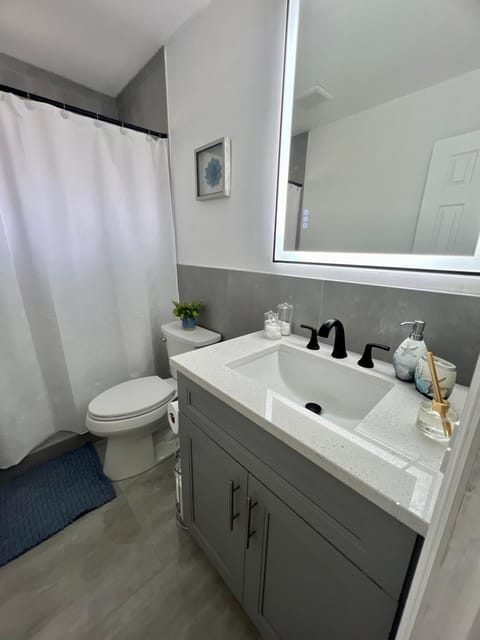 20 OFF BLUE WAVE 10min Beach and Airport Apartment in Fort Lauderdale