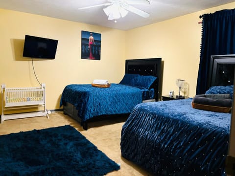 Bed, TV and multimedia, Photo of the whole room, Bedroom