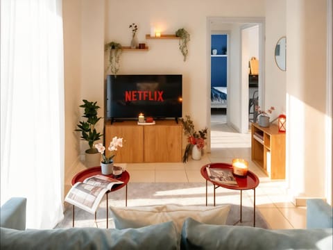 TV and multimedia, Living room, Seating area, internet