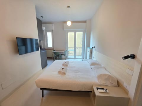 Bed, TV and multimedia, Bedroom, towels