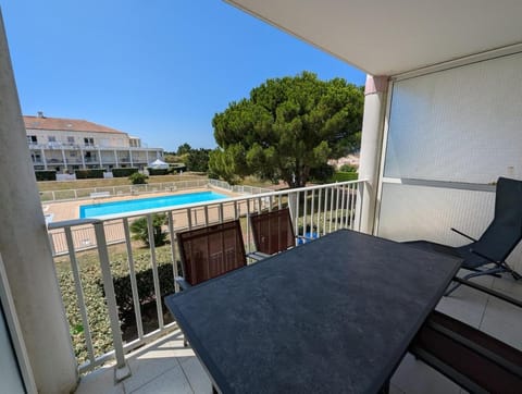 Balcony/Terrace, Pool view, sunbed